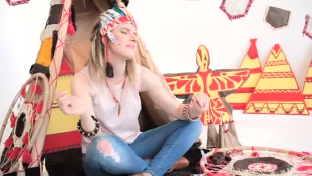 Modell mit Tamburin-Tanz im Sitzen bei Wigwam - Filmmaterial, Video