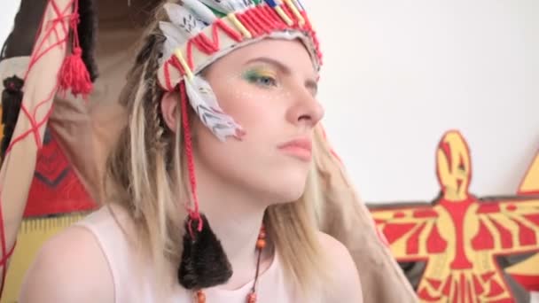 Κορίτσι με στήριγμα κεφαλής και make-up αγγίζοντας το πρόσωπό της - Πλάνα, βίντεο