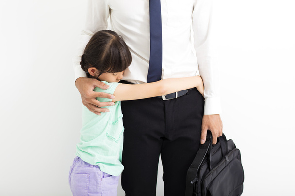père réconfortant sa fille qui pleure avant d'aller au travail
 - Photo, image