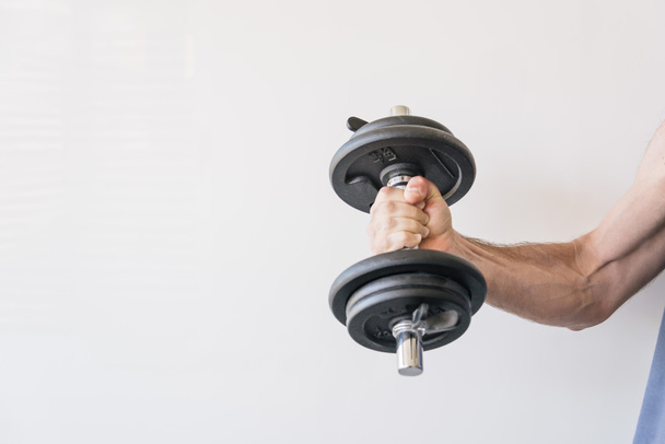 Man lifting weights - Foto, afbeelding