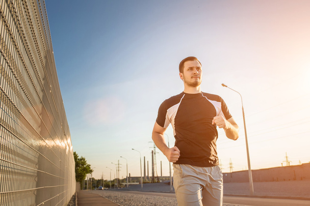 Lähikuva muotokuva urheilullinen mies käynnissä
 - Valokuva, kuva