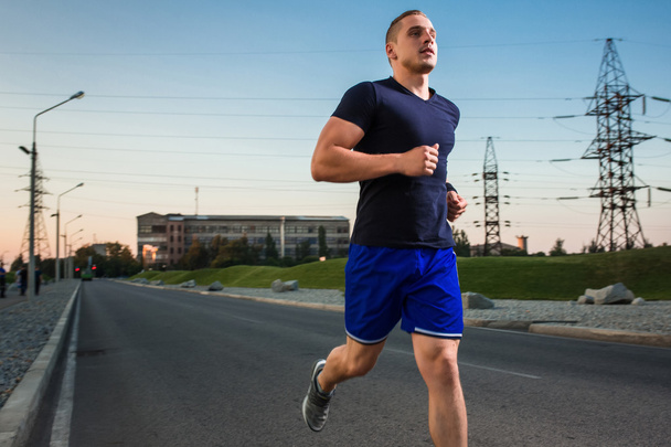 Retrato de cerca del atleta corriendo
 - Foto, imagen