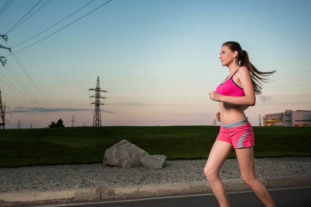 Laufende Frau. Läufer joggen in sonniger Natur. - Foto, Bild