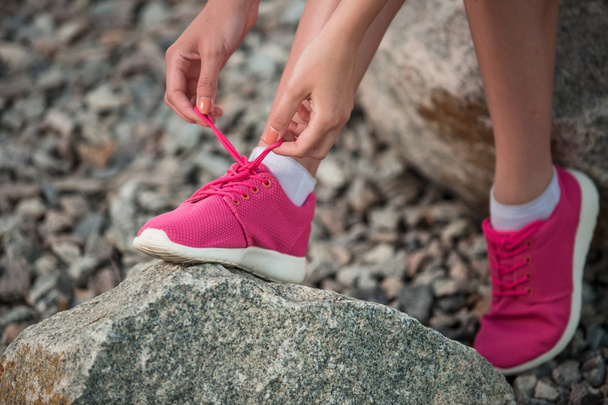 Взуття для бігу жінка зав'язує взуття мереживами
. - Фото, зображення