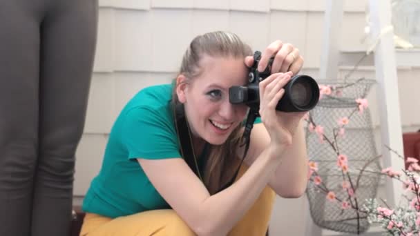 Fotógrafa sorridente a tirar fotografias
 - Filmagem, Vídeo