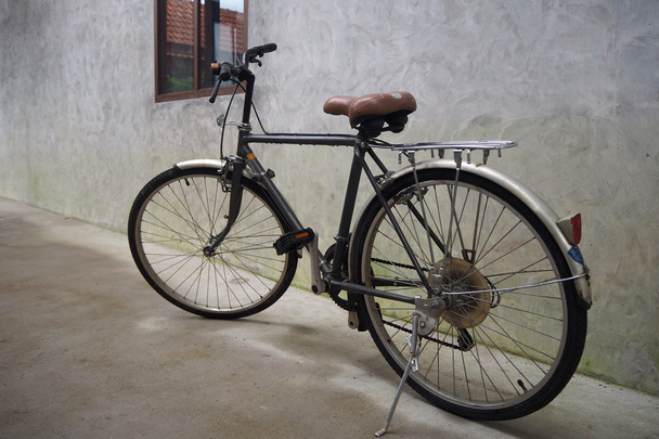 Bicicletas velhas estacionadas na parede lateral
. - Foto, Imagem