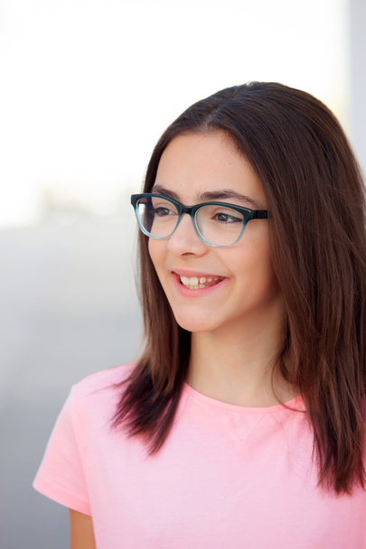 menina pré-adolescente usando óculos
  - Foto, Imagem