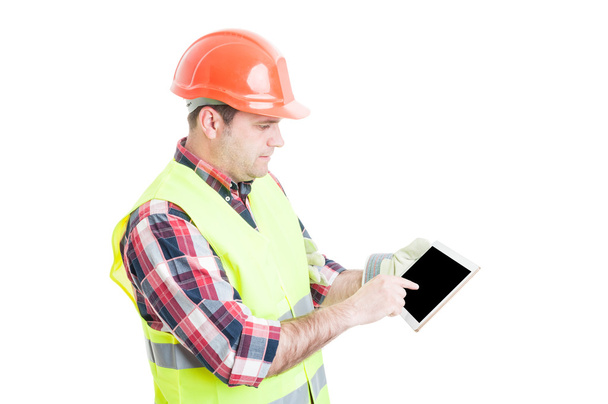 constructor masculino señalando el dedo en la tableta
 - Foto, imagen