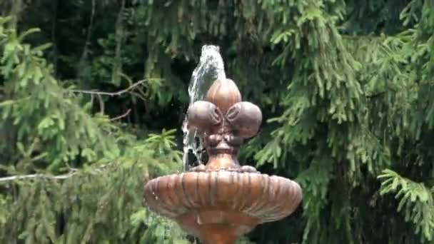 Przepływ wody z pracy fontanna. - Materiał filmowy, wideo