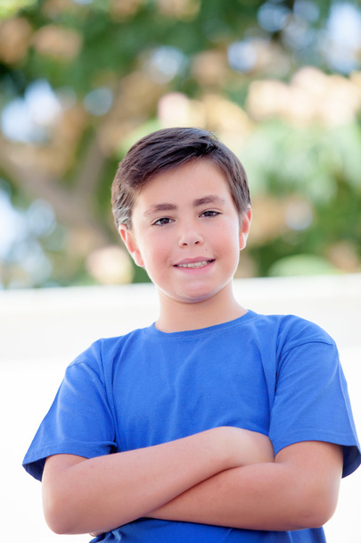 Смешной ребенок 10 лет в голубой футболке
 - Фото, изображение