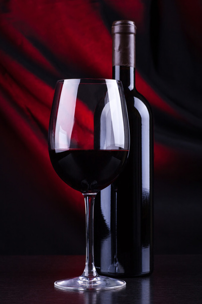 Red wine glass and bottle - Foto, Bild