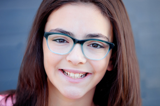 menina pré-adolescente usando óculos
  - Foto, Imagem
