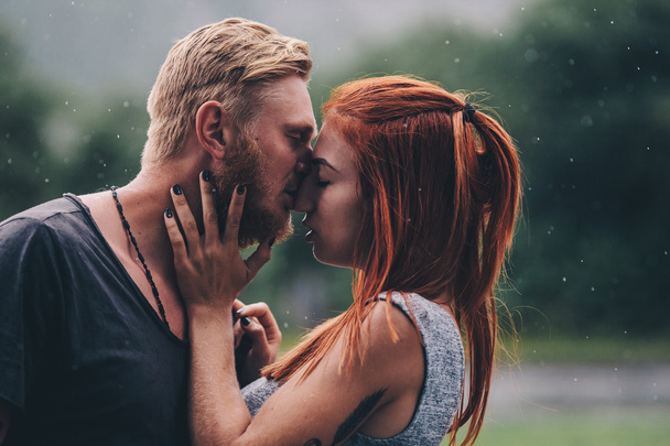 beau couple baisers sous la pluie
 - Photo, image