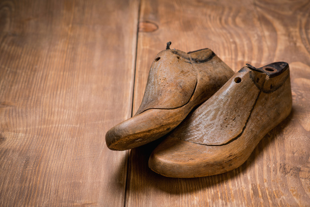 Prawidła do butów na brązowym tle drewnianych. Styl retro - Zdjęcie, obraz