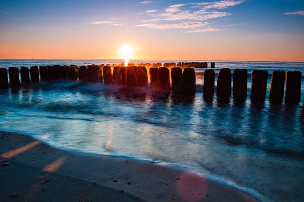 Балтійського узбережжя над сходом сонця. - Фото, зображення