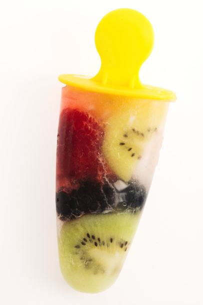 Kotitekoinen jäätelö hedelmiä
 - Valokuva, kuva