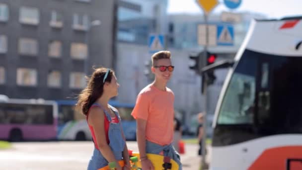 Teenie-Paar mit Penny-Brettern zu Fuß in der Stadt - Filmmaterial, Video