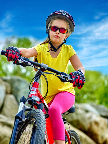 Ποδήλατα ποδήλατο κορίτσι σε πάρκο βόλτες ποδήλατο στα βουνά. - Φωτογραφία, εικόνα