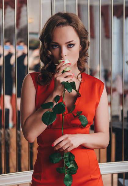 Beautiful woman holding white rose - Φωτογραφία, εικόνα