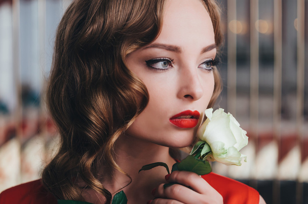 Beautiful woman holding white rose - Valokuva, kuva