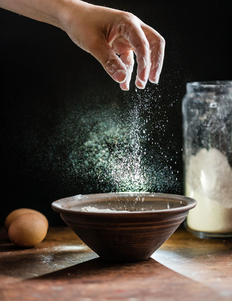 Spelt flour in bowl - Foto, afbeelding