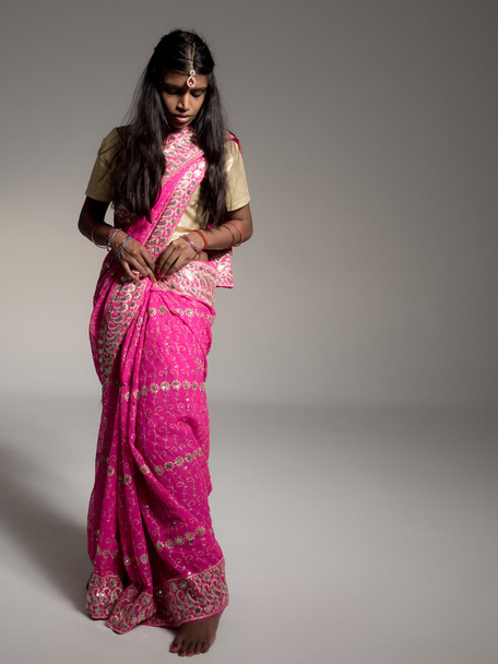 Mooie jonge Indiase vrouw dragen traditionele sari, tikka en - Foto, afbeelding