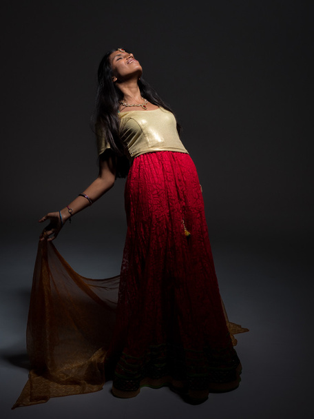 Bella giovane donna indiana in una performance di Bollywood indossa
  - Foto, immagini