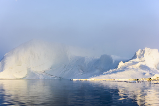 Valtavat jäätiköt ovat arktisella valtamerellä Ilulissatin jäätiköllä Grönlannissa.
 - Valokuva, kuva