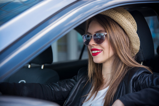 happy woman in summer hat and sunglasses driving car outdoors - Foto, Bild