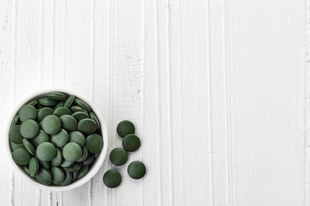 Spirulina algae powder and tablets - Foto, afbeelding