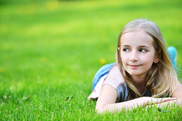 Little girl on grass - Foto, imagen