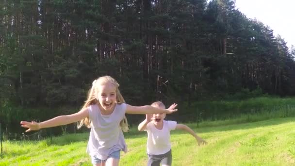Kinder spielen mit Wasserschlauch - Filmmaterial, Video