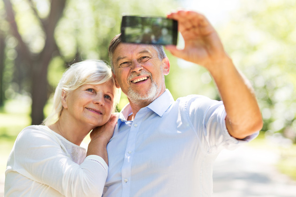 Seniorenpaar macht Selfie - Foto, Bild