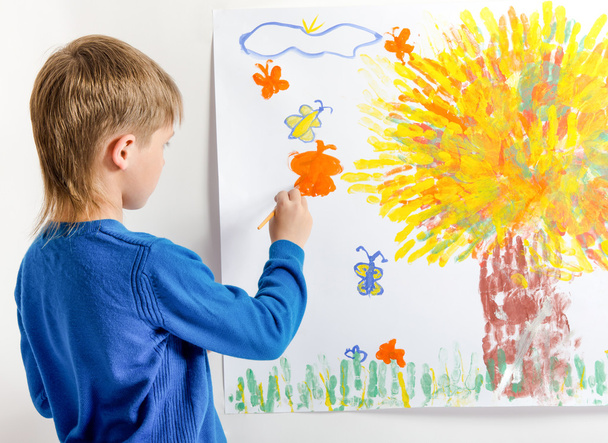 boy draws a picture - Foto, afbeelding