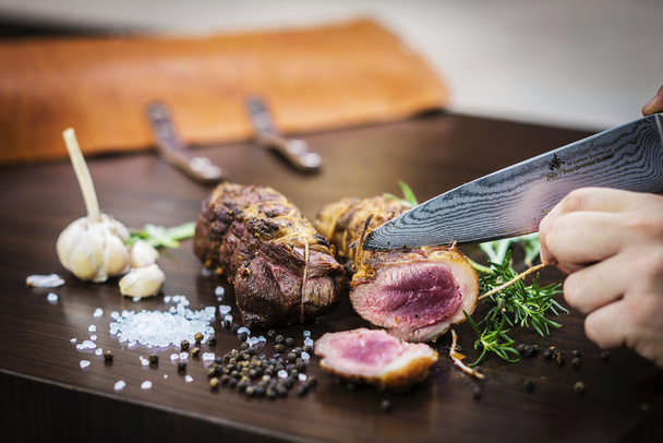料理は素朴なスタイルのロースト ポーク肉ロール食事を彫刻 - 写真・画像