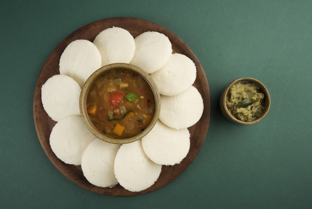 Werkeloos met sambar is Iddli een traditioneel ontbijt van Zuid-Indische - Foto, afbeelding