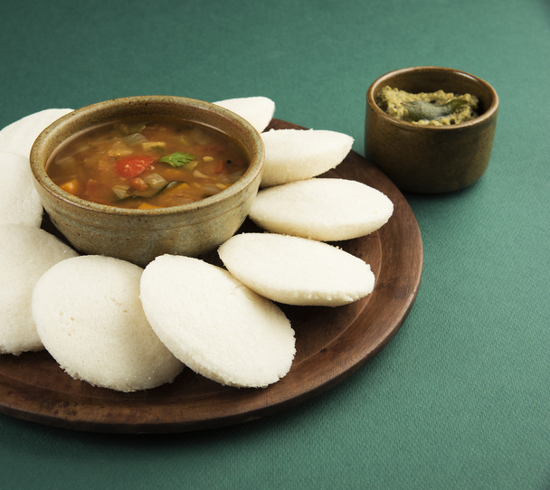 Idly com sambar Iddli é um pequeno-almoço tradicional do sul da Índia
 - Foto, Imagem