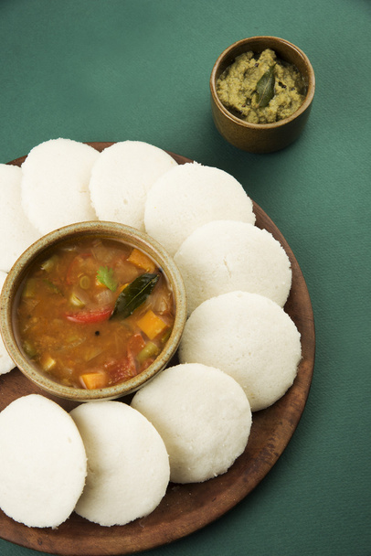 Idly with sambar Iddli est un petit déjeuner traditionnel du sud de l'Inde
 - Photo, image