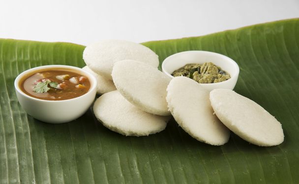 ぼんやりとサンバーと Iddli は南インドの伝統的な朝食 - 写真・画像