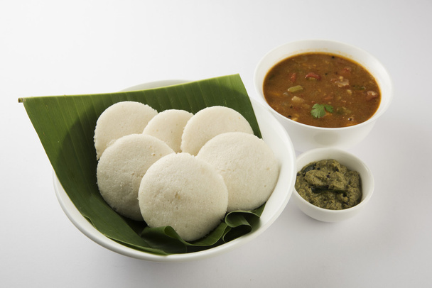 Idly com sambar Iddli é um pequeno-almoço tradicional do sul da Índia
 - Foto, Imagem