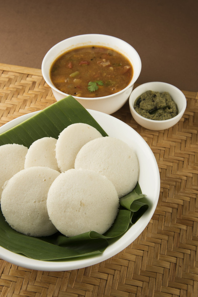 Idly con sambar Iddli es un desayuno tradicional del sur de la India
 - Foto, Imagen