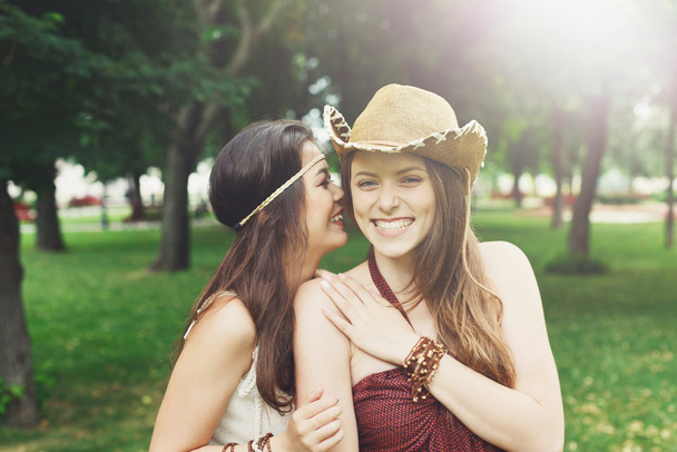 2 つの幸せな若い女の子は、夏の公園でお互いを抱きしめ - 写真・画像