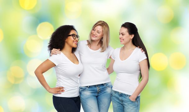 group of happy different women in white t-shirts - Foto, Bild