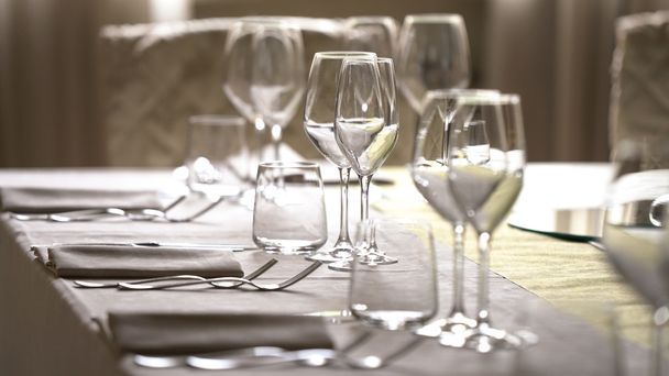 White tablecloth and crystal glasses. - Φωτογραφία, εικόνα