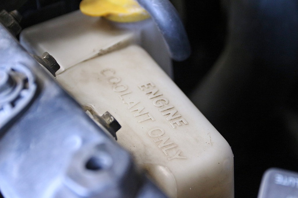Caixa branca do refrigerante do carro com a menção "Refrigerante do motor somente
 - Foto, Imagem