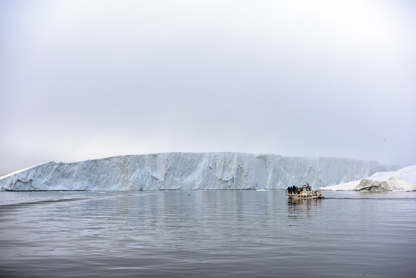 Jäätiköt ovat arktisella valtamerellä Ilulissat-jäävuorella Grönlannissa.
 - Valokuva, kuva
