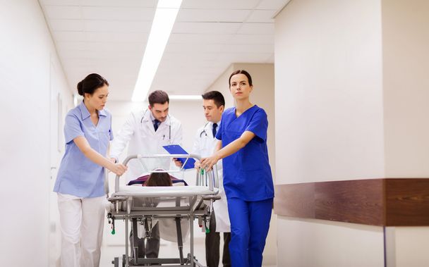 médicos com mulher na maca do hospital na emergência
 - Foto, Imagem