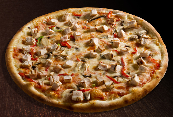 Pizza pollo kananrintaa, paprikaa ja sieniä - eristetty
 - Valokuva, kuva