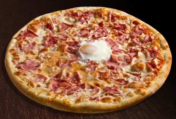 pizza o sole mio mit gebackenem Ei und Schinken - isoliert - Foto, Bild