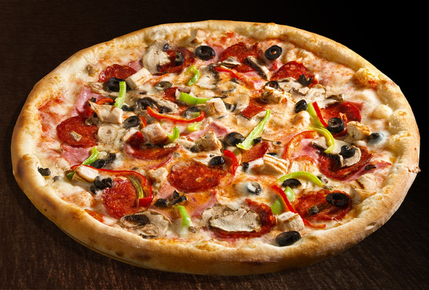 Піца каю стадіоні з салямі, зеленим і червоним болгарським перцем, оливками і шинкою ізольовані
 - Фото, зображення
